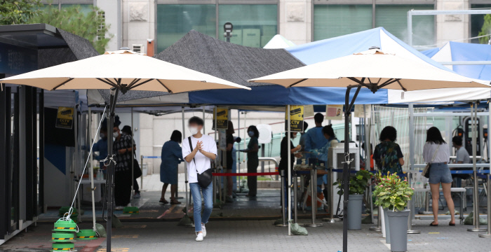 28일 서울 은평구 보건소 선별진료소에 그늘막 등이 설치돼 있다. 연합뉴스